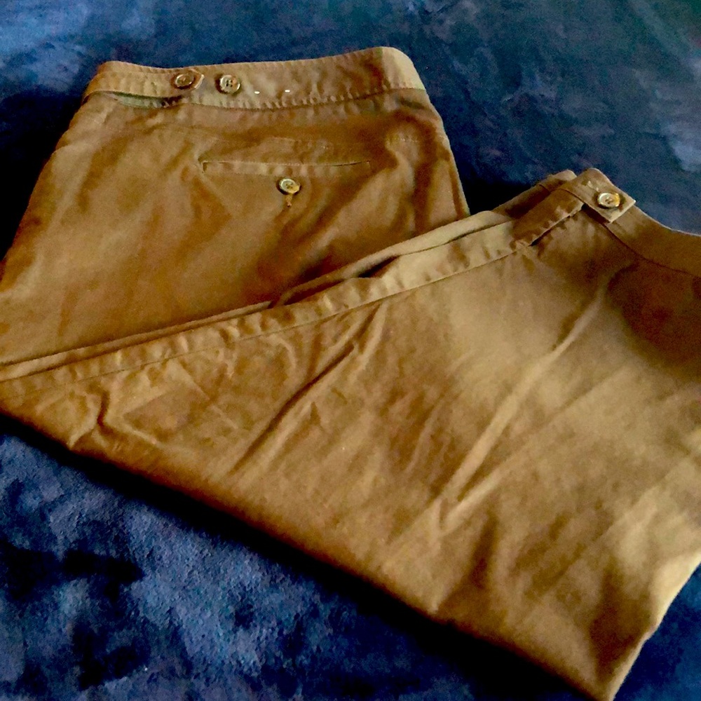 Brown cropped pants with button accents
